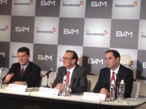 Adquisición de Bancolombia sobre 40% de Bancoagromercantil De izq. a derecha: Carlos Raúl Yepes, de Bancolombia, José Luis Valdés, presidente del Consejo de Administración del Grupo Financiero Agromercantil y Christian Schneider.